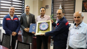 تقدیر از روابط عمومی شرکت فولاد اکسین خوزستان به مناسبت روز ارتباطات و روابط عمومی